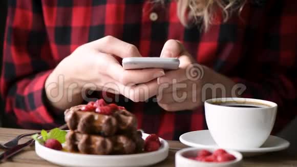 不可辨认的少女在使用手机时洒咖啡视频的预览图