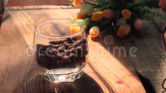 早晨的早餐酸奶或牛奶倒入巧克力可可片放在透明的玻璃杯里视频的预览图