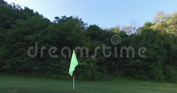 高尔夫球场上的旗子一大早就拿了视频的预览图