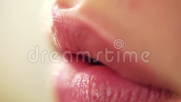 漂亮的女人嘴唇上涂着口红红唇化妆师涂红唇膏美女化妆视频的预览图