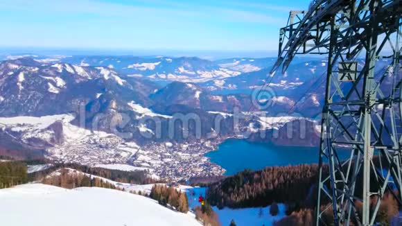 观看奥地利圣吉尔根的Zwolferhorn山的老式缆车视频的预览图