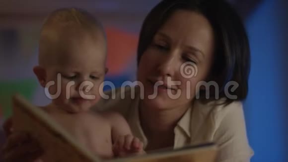 宝贝只是和他妈妈坐得不好她在为他读书视频的预览图