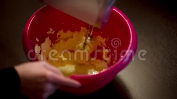 用手动搅拌器搅拌黄油视频的预览图