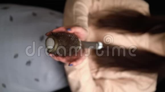 秃头的女人女孩手握脱发梳子视频的预览图