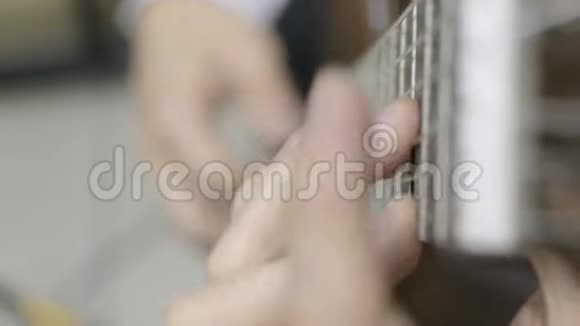 弹吉他4K视频的预览图