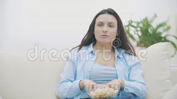 慢点靠近一个深黑肤色的女人她正在咀嚼爆米花好吃好吃复制空间4K视频的预览图