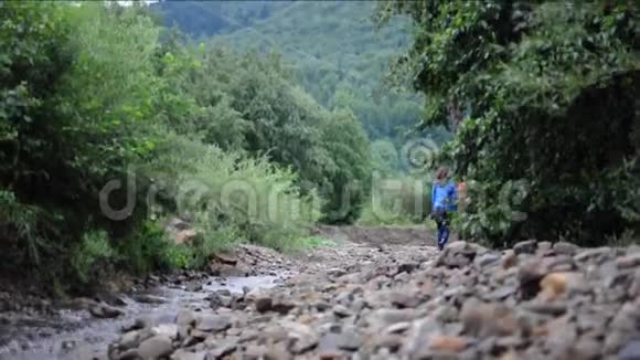人们在森林里的河边散步视频的预览图