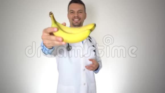 医生持有天然有机香蕉健康的维生素营养概念视频的预览图
