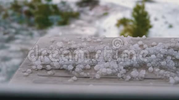 窗外万岁一片冰雹落在塑料窗户后面的窗台上视频的预览图