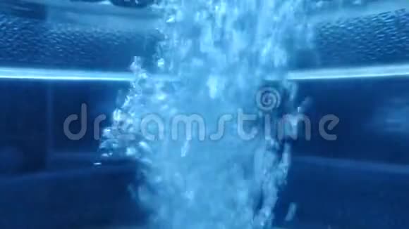 一股水流灌满了瓶子水中的空气气泡水倒进瓶子里垂直视频视频的预览图