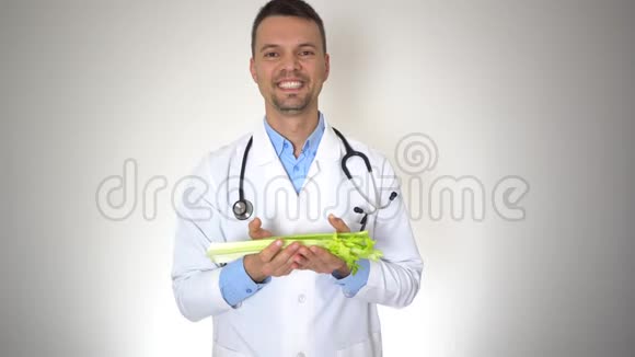医生秉持天然有机芹菜健康维生素营养理念视频的预览图