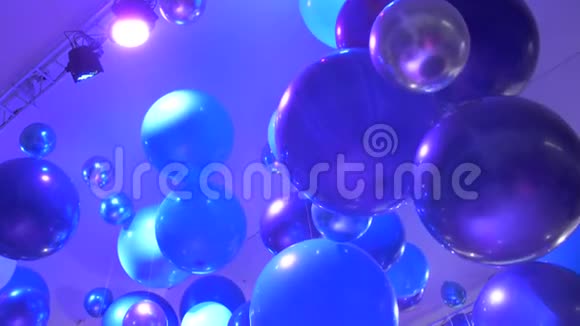 节日配饰很多气球的背景是轻音乐夜总会灯光中的派对灯光音乐节日派对视频的预览图