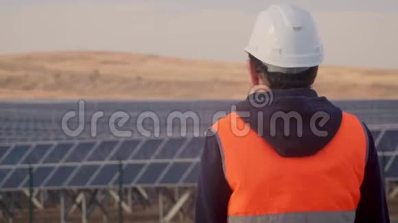戴眼镜橙色背心和头盔的亚洲外观工程师站在企业的领土上视频的预览图
