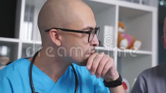 两位医生在医生的休息室休息时用杯子喝咖啡视频的预览图
