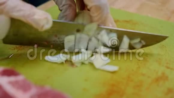 厨师切洋葱刀切洋葱快速切菜低头煎厨子的手切蔬菜视频的预览图