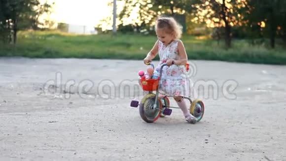在温暖的夏日骑自行车的女孩视频的预览图