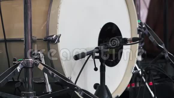 低音鼓在行动低音鼓中的单踢特写镜头慢动作视频的预览图