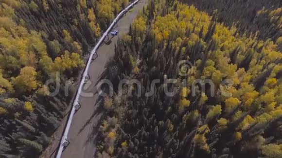 阿拉斯加石油管道秋季季节的空中镜头道尔顿公路视频的预览图
