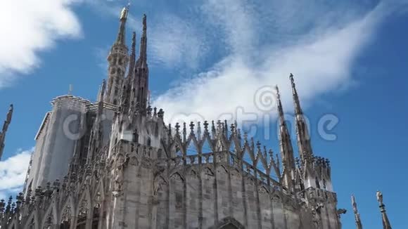 意大利米兰用于清理装饰整个大教堂的白色大理石尖顶的脚手架视频的预览图