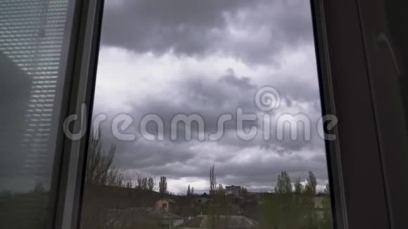 巨大的雷暴云在窗外的天空中飞舞视频的预览图
