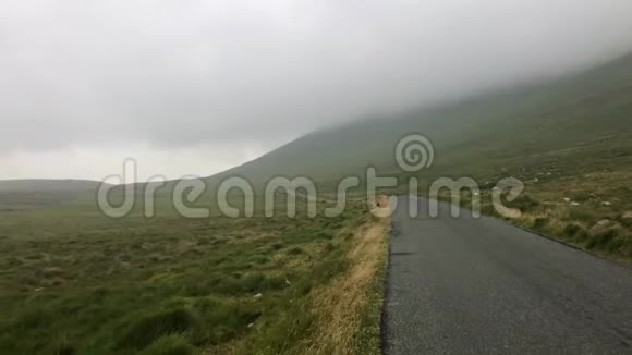 在迷雾的路上爱尔兰视频的预览图