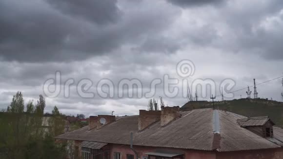 这座老房子屋顶上方天空中戏剧性的雷雨云视频的预览图