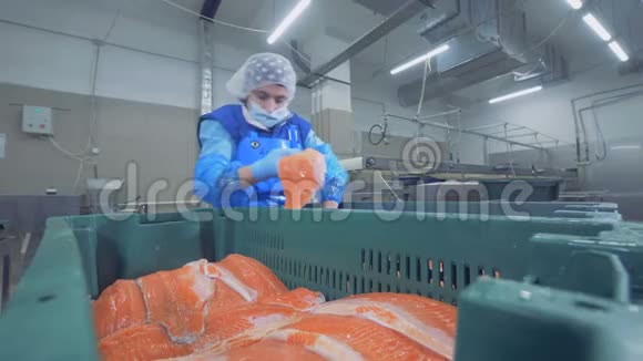 女工厂工人正在整理鲑鱼干视频的预览图