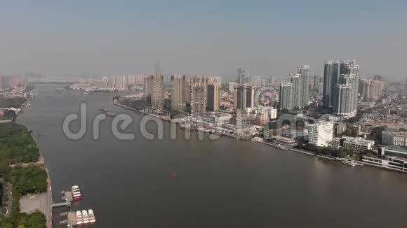 一架无人机在大城市的河流上空飞行视频的预览图