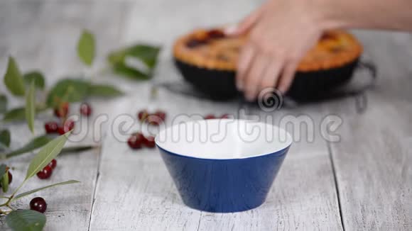 新鲜烘焙的自制樱桃派与一个片状的信任视频的预览图