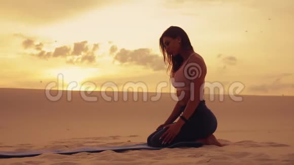 日落时分女人在沙漠做瑜伽运动视频的预览图