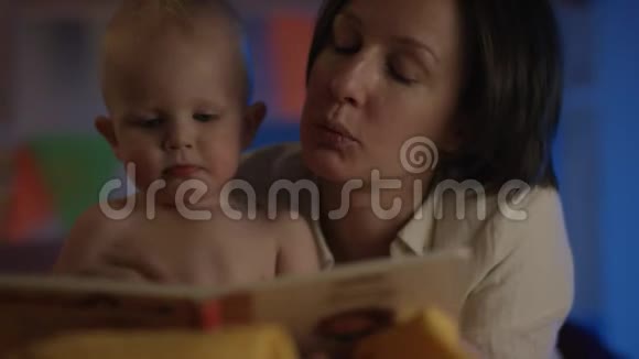 好孩子就是和他妈妈坐在一起她为他读童话视频的预览图