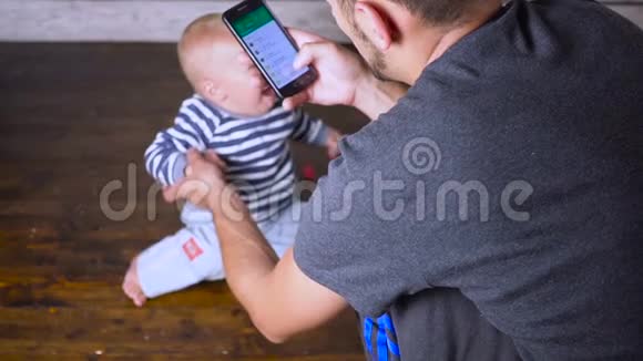 哭着的孩子和他爸爸视频的预览图