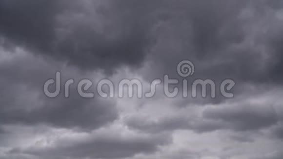 令人难以置信的雷雨云在天空中快速飞翔视频的预览图