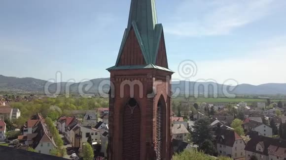 德国小山城的哥特式塔楼阳光明媚早晨4k视频的预览图