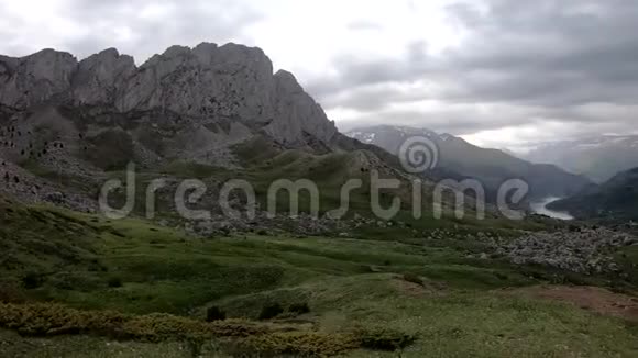 西班牙Huesca省Tena山谷的Lanuza水库视频的预览图