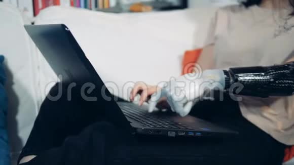 一位女士正在电脑上打字她的手很健康而且很机械视频的预览图