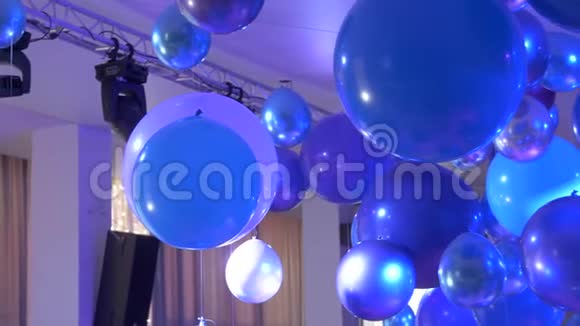 节日配件很多气球在背景的轻音乐视频的预览图