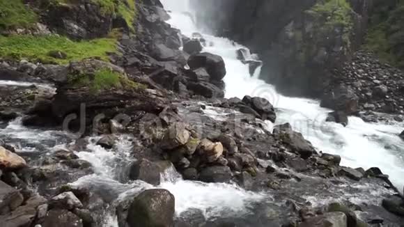 挪威美丽光滑的瀑布环绕着绿草峡湾视频的预览图