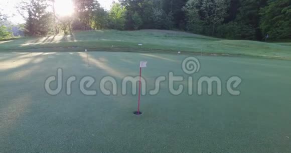 镜头向下走通过高尔夫球场清晨视频的预览图