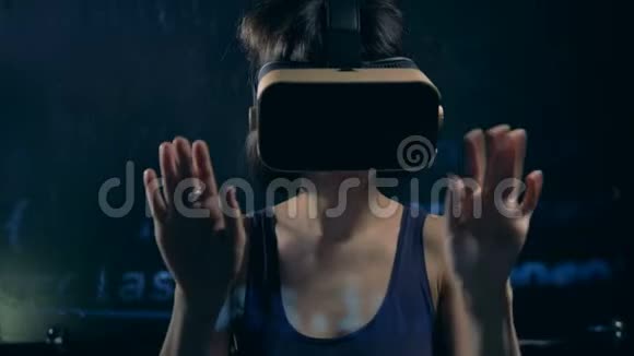 投影虚拟信息和一位虚拟现实眼镜中的女士与之合作视频的预览图