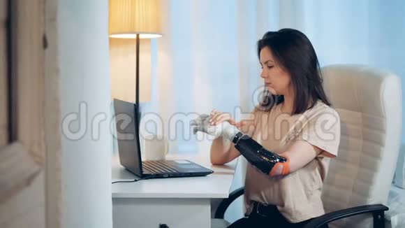 女人正在用她的控制手在笔记本电脑上打字视频的预览图
