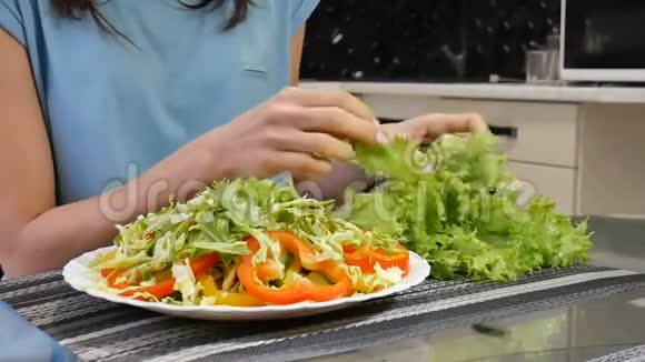 女性在厨房做蔬菜沙拉的特写镜头清洁饮食节食素食理念视频的预览图
