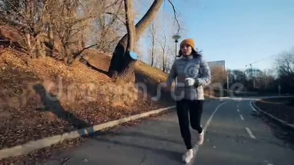 一个女孩用机械手在户外慢跑视频的预览图