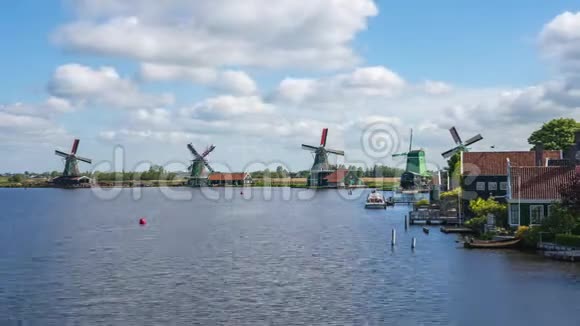 ZaanseSchans镇位于Zaanstad可以看到荷兰的Zaan河视频的预览图
