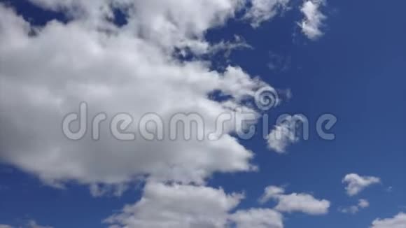 蓝天背景下的一朵大白云时间点太阳光中的云朵视频的预览图
