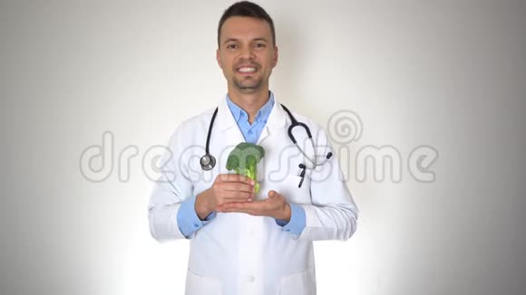 持有天然有机花椰菜的医生健康的维生素营养概念视频的预览图
