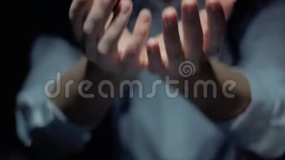 双手展示圆形全息智能工厂视频的预览图