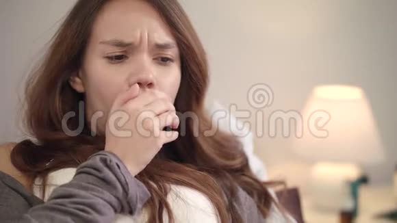 家里生病的女人的肖像年轻女子在卧室里咳嗽视频的预览图