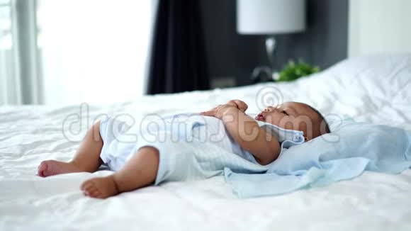 开朗的婴儿在床上活动手脚视频的预览图