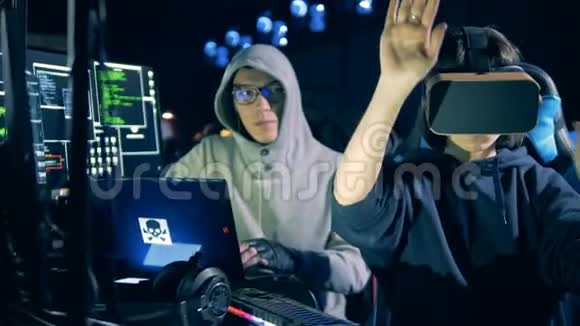 男黑客和他戴虚拟现实眼镜的女同事正在工作视频的预览图